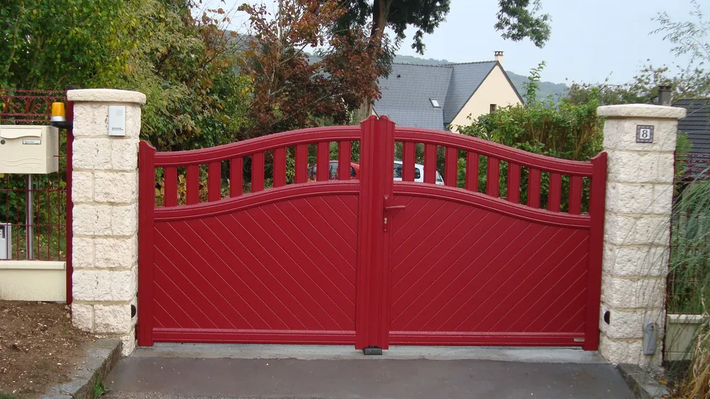 Installation de Portail en aluminium Battant Motorisé, Modèle Classique Semi-Ajouré Sur-Mesure à Bourg Achard dans l'Eure 27 et Le Bosc-du-Theil