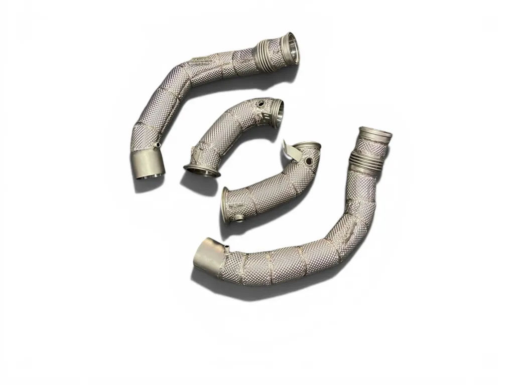 Downpipe performance JU Exhaust pour BMW M8 Competition 4.4 V8 bi-turbo. Conçu en inox haute qualité, il améliore significativement le flux des gaz d’échappement, réduit les restrictions du catalyseur d’origine et optimise la puissance et la réactivité du