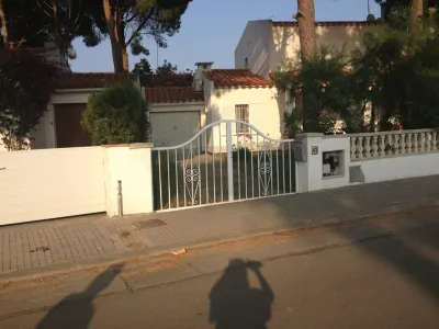 PORTAIL FER FORGE CHAPEAU DE GENDARME ET VOLUTES SAUSSETS LES PINS