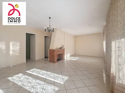 Située dans un secteur calme et recherché du Bouscat, proche des commodités.