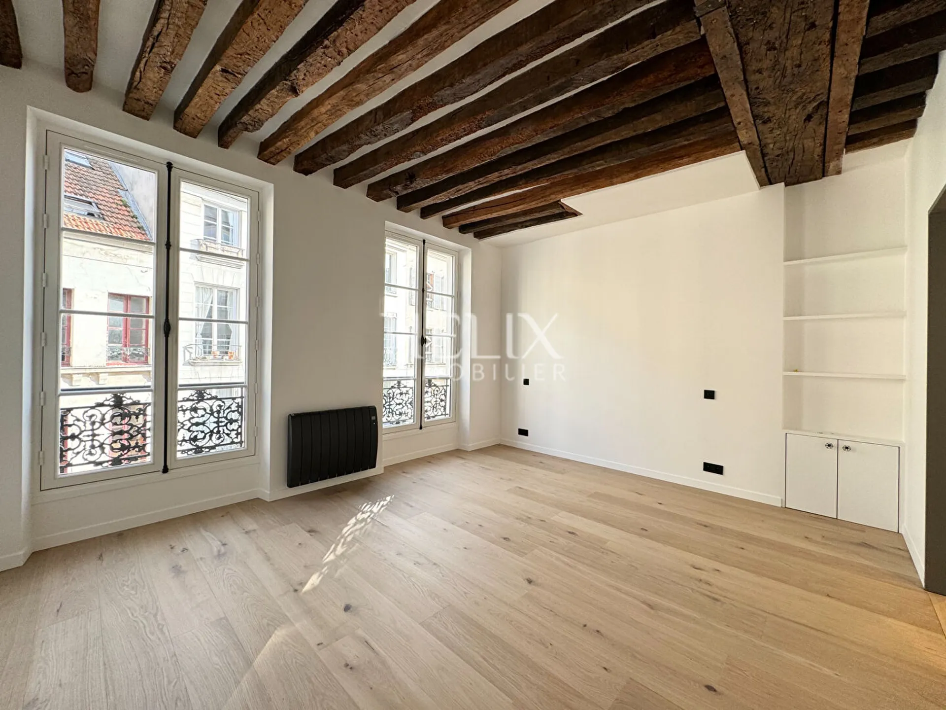 Appartement d'exception en duplex entièrement rénové par un architecte d'intérieur, beaucoup de charme situé au coeur du centre ville de Saint-Germain-en-Laye à 2 mn à pied du RER A.