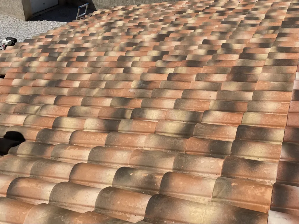 nettoyage et traitement des tuiles d’une toiture de maison sur Saint Victoret près de Martigues