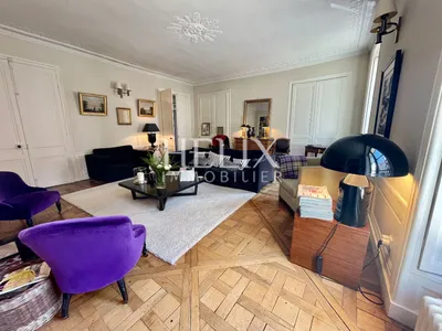 Rare dans la rue de Lorraine un appartement ancien avec cheminée, parquet, moulures et un garage