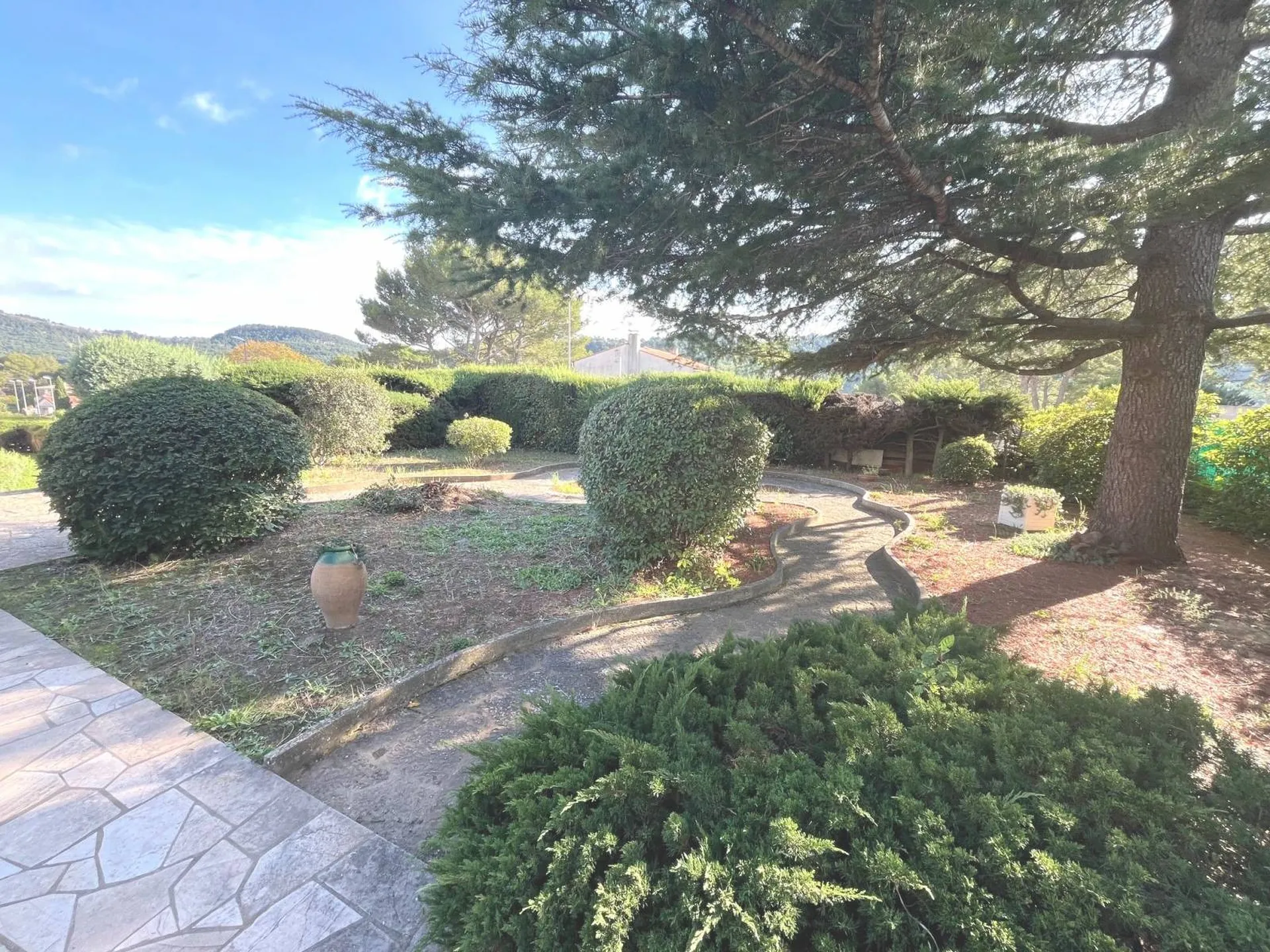 Villa Roquefort la Bédoule de plain pied, au calme, exposition sud, terrain paysager