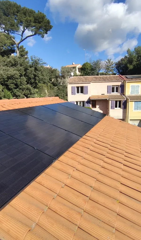 ☀️ Installation de panneaux solaires à Marseille 11ème – Centrale photovoltaïque 3 kWc DualSun et Enphase ☀️