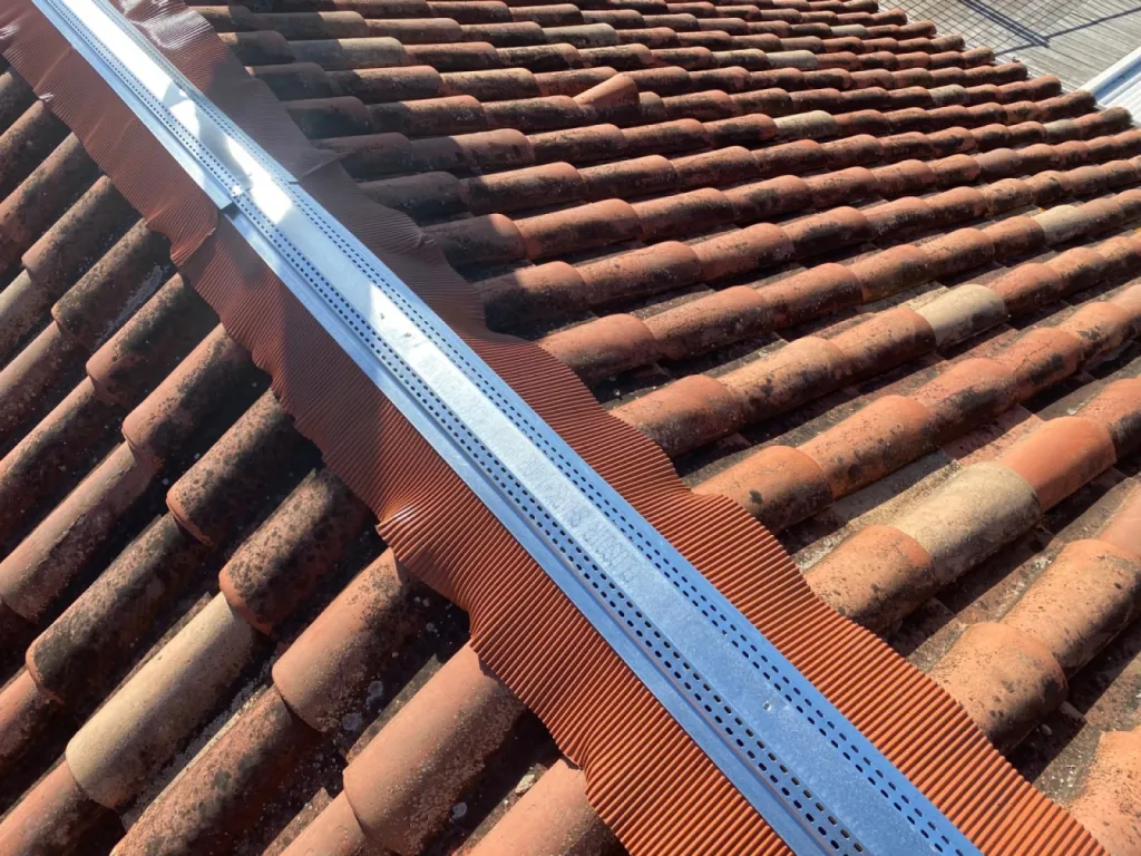 Closoir de faîtage rouge sur martigues