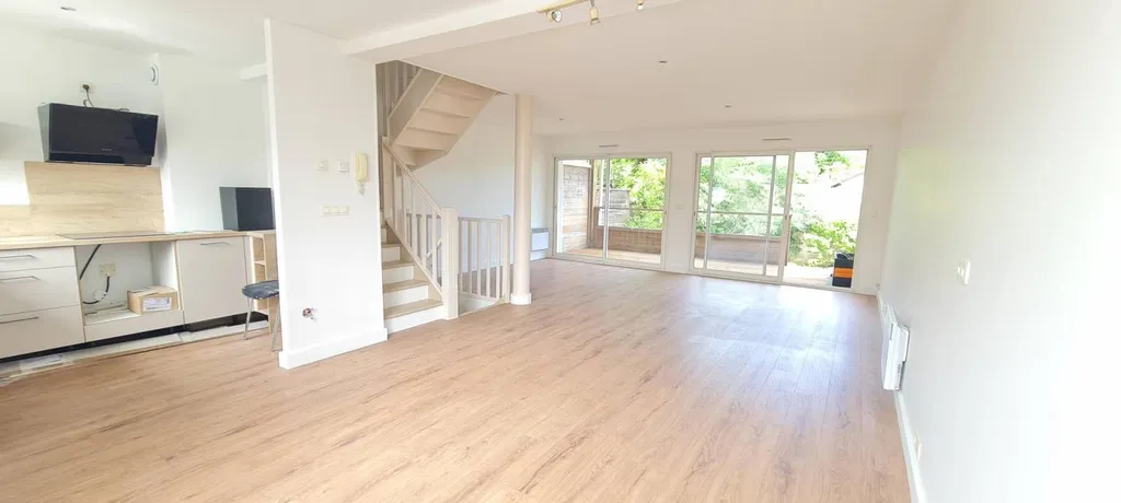 Maison contemporaine familiale T4 avec terrasse et jardin, proche des commerces et écoles proche de Bruges et Bordeaux