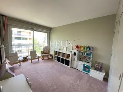 Le Pecq quartier Canada - Un vaste appartement 5 pièces de 114m² avec une vue imprenable sur la Seine et la verdure, de très beaux volumes et à seulement 13 minutes à pied du RER A