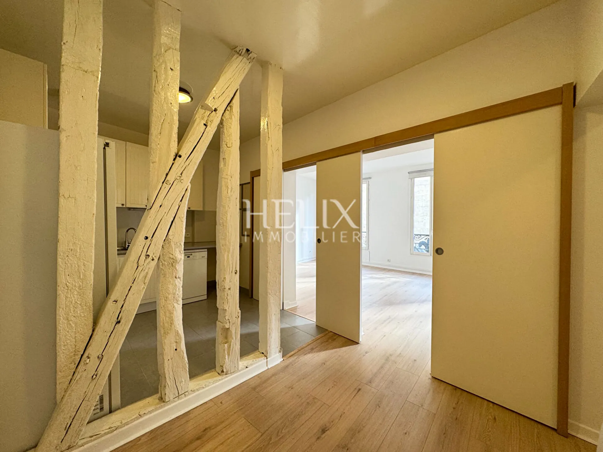 avec des poutres apparentes