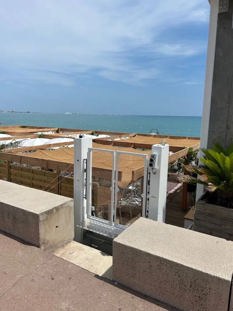 Design et discrétion symbolisent cette plateforme verticale Strategos en front de mer à Cagnes sur mer près de Nice