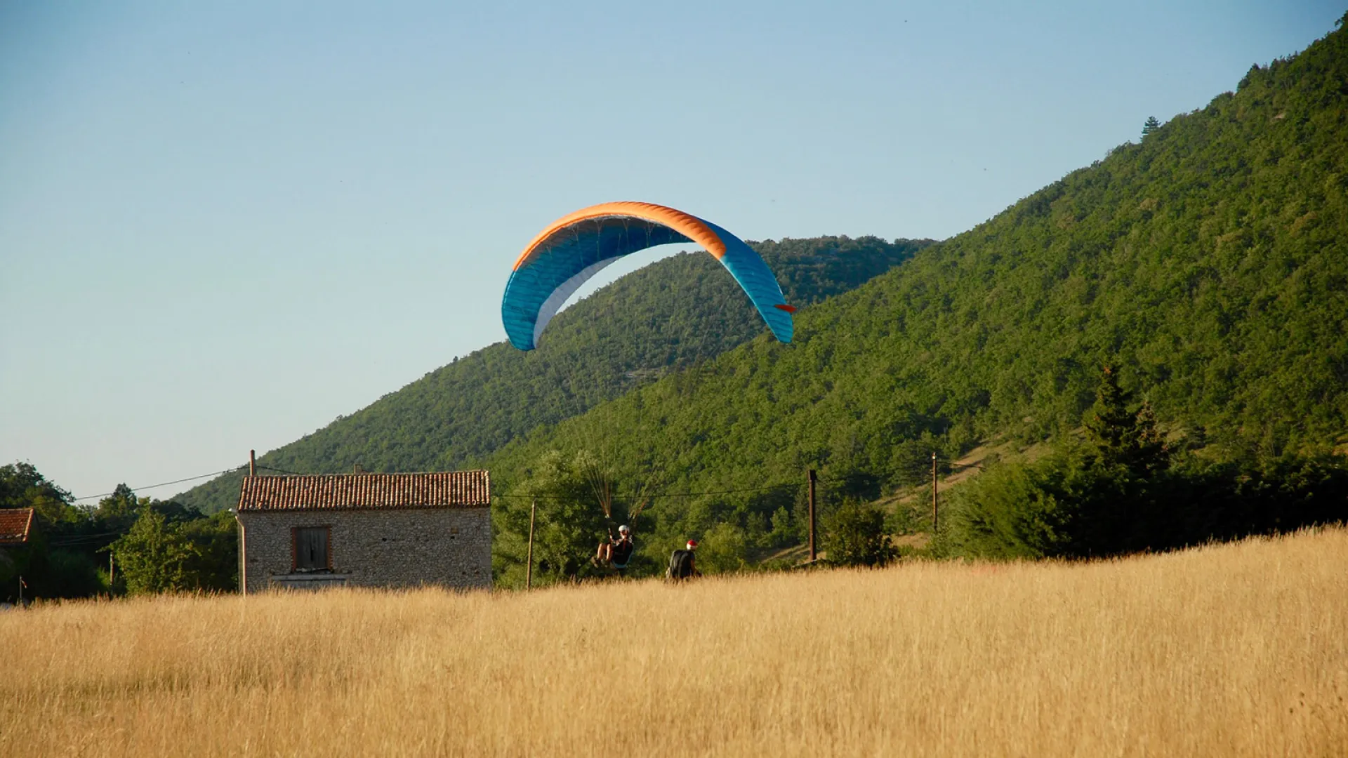 Saut en Tandem à Aix-en-Provence - Parachute Club près de TheCamp Hotel