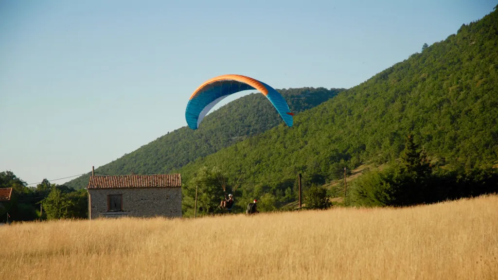 Saut en Tandem à Aix-en-Provence - Parachute Club près de TheCamp Hotel