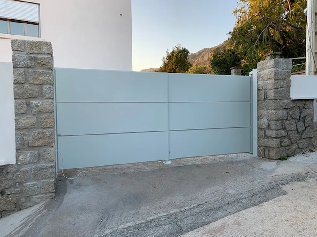 Portail battant Tschoeppe Lucco motorisé Ghostopener