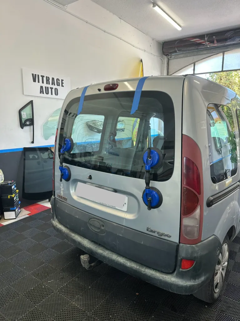 Remplacement de lunette arrière avec franchise offerte, 50 € cadeau et zéro avance à Marseille 13013 Château Gombert