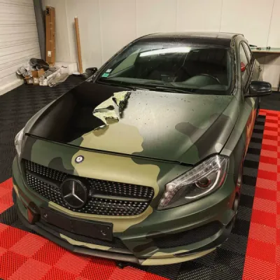 Dépose de covering camo militaire pour une Mercedes Classe A à Saint Etienne