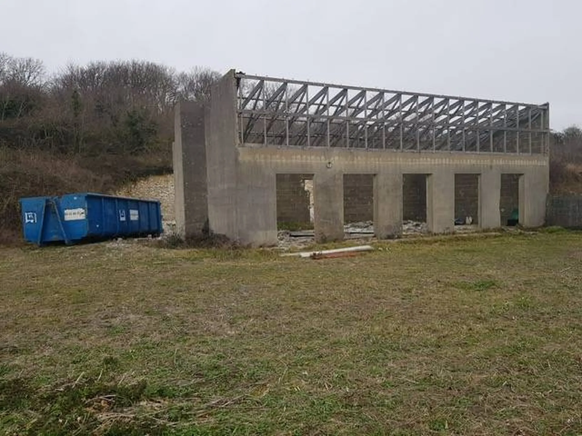 VENDU Dans un village de bord de mer, Terrain constructible de 5000 m² en partie boisé, Normandie 76