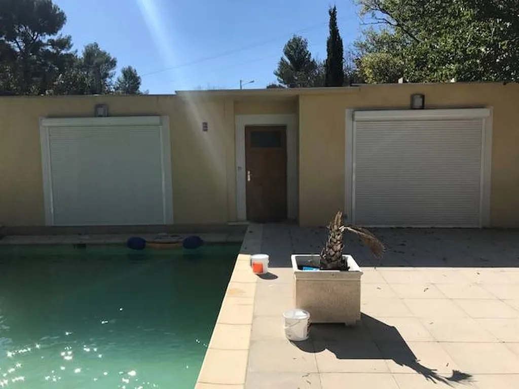 Volets roulants vue de l'extérieur sur la terrasse à LUYNES