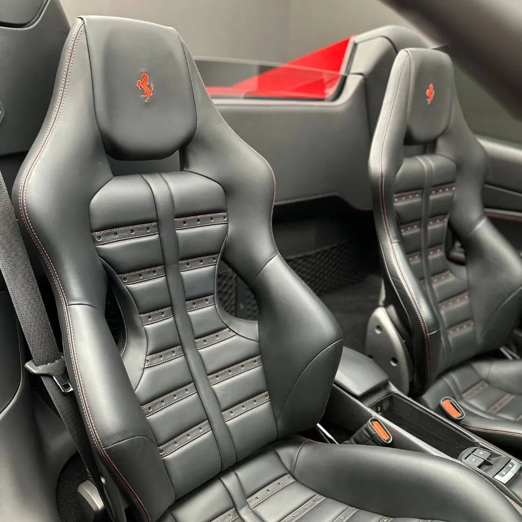 Réparation et repigmentation du cuir sur une Ferrari 488 Spider à Le Mans (72)