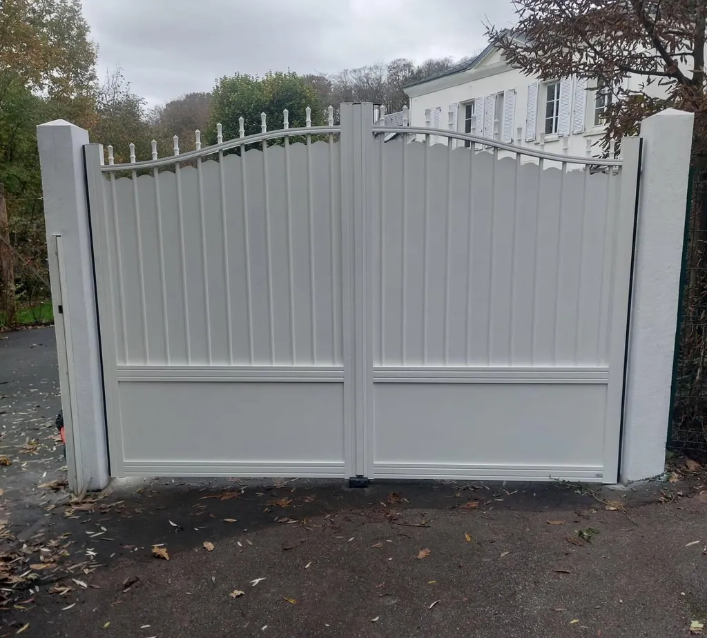 Installation de Portail Aluminium Battant Motorisé, un Modèle Sur-Mesure Design à Rouen en Seine-Maritime 76 et Sotteville-lès-Rouen