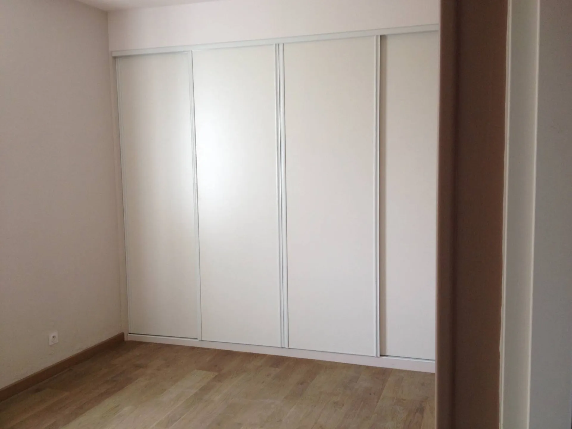 Façade placard chambre à Belleville en Beaujolais