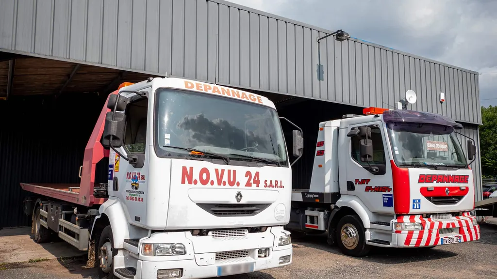 Dépanneuse NOVU 24 à La Bachellerie, spécialiste du remorquage de camping‑cars en Dordogne, intervention rapide sur l’A89 et assistance technique pour véhicules de loisirs.