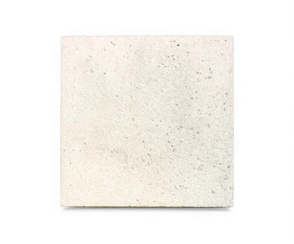 Finition sablée pierre naturelle Créa Stone offrant surface antidérapante rugueuse idéale terrasses piscines salles bains usages extérieurs intérieurs