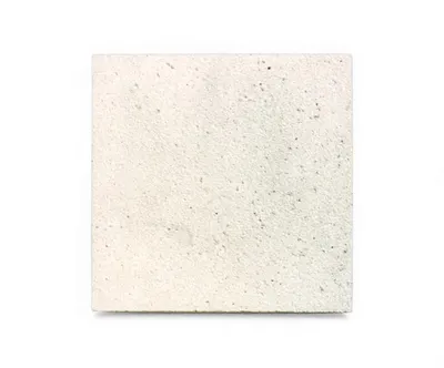 Finition sablée pierre naturelle Créa Stone offrant surface antidérapante rugueuse idéale terrasses piscines salles bains usages extérieurs intérieurs