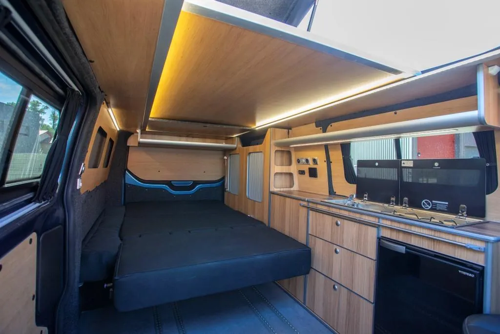 Aménagement intérieur Ford Transit Custom Long à Marseille : transformation de van familial sur-mesure dans les Bouches-du-Rhône