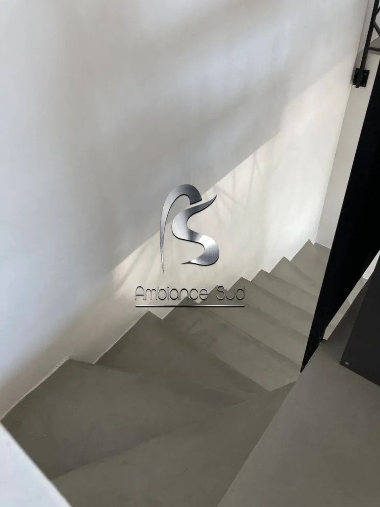 Rénovation d’un escalier en béton ciré taloché aux Issambres quartier de Roquebrune sur Argens dans le Var 83