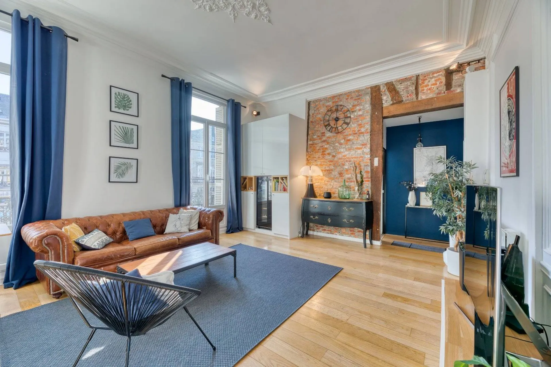A vendre un salon baigné de lumiére et de caractére authentique