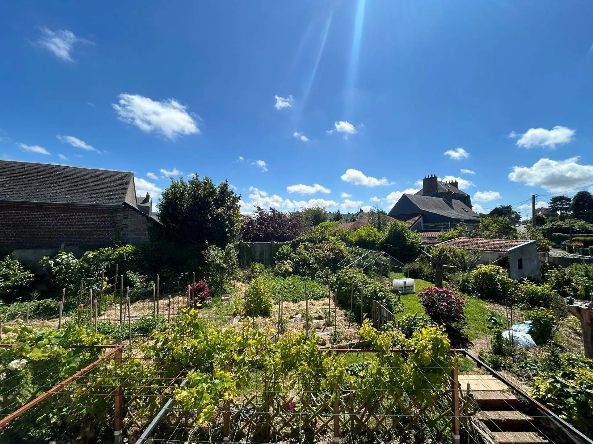 À vendre : Découvrez cette maison de caractère des années 50, posée sur un terrain de 1030m², une véritable invitation à l'histoire et au confort.