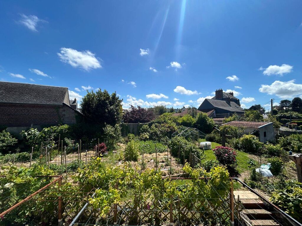 À vendre : Découvrez cette maison de caractère des années 50, posée sur un terrain de 1030m², une véritable invitation à l'histoire et au confort.