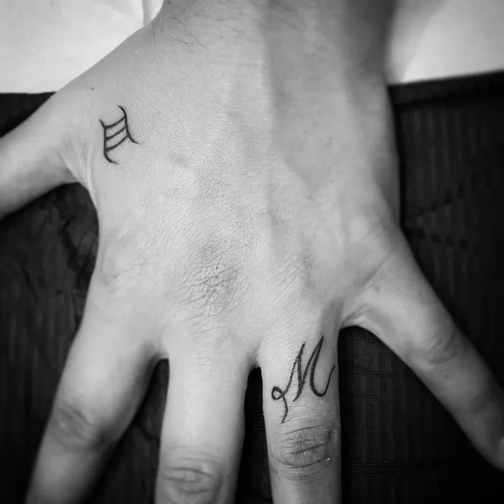 Tatouage de petite taille sur la main et le doigt à Craponne