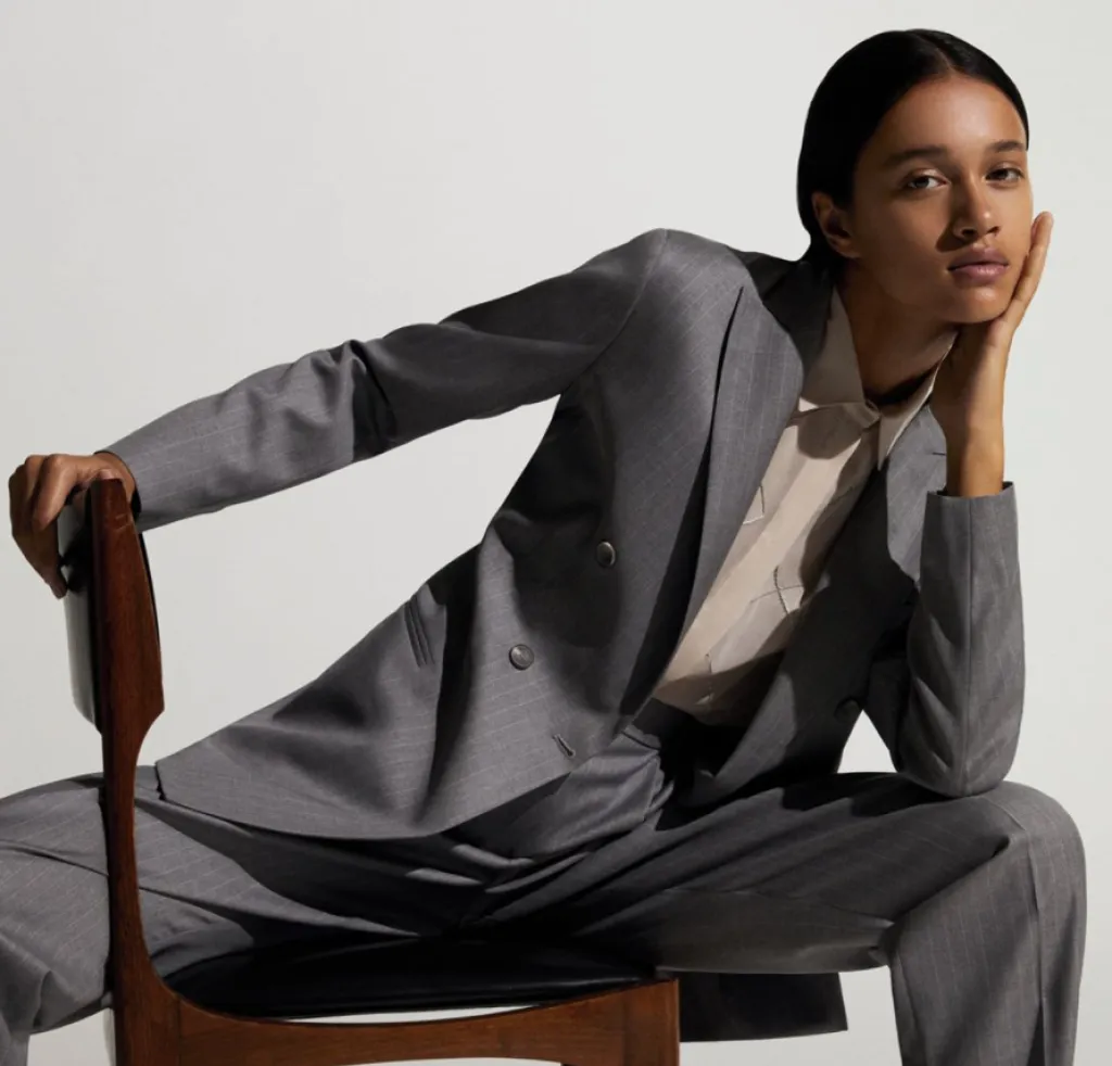 La Maison Fabiana Filippi crée des vêtements pour les femmes classiques, élégantes et raffinées.