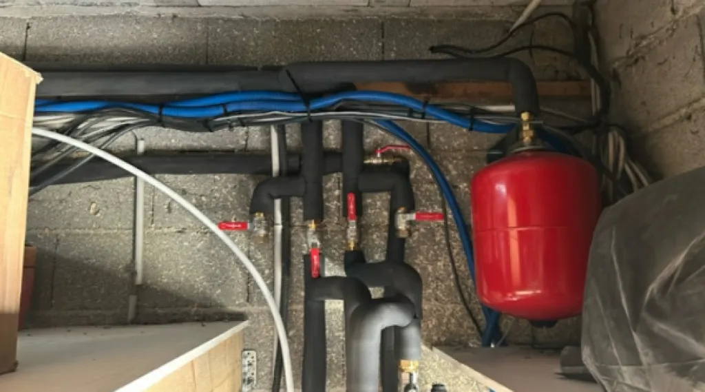 Unité extérieure du chauffe-eau thermodynamique Hitachi Yutaki S Combi captant l’air extérieur pour production d’énergie à Bouc Bel Air