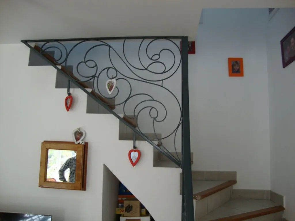 RAMPE  GARDES CORPS CONTEMPORAIN  à FUVEAU  BELCODENE