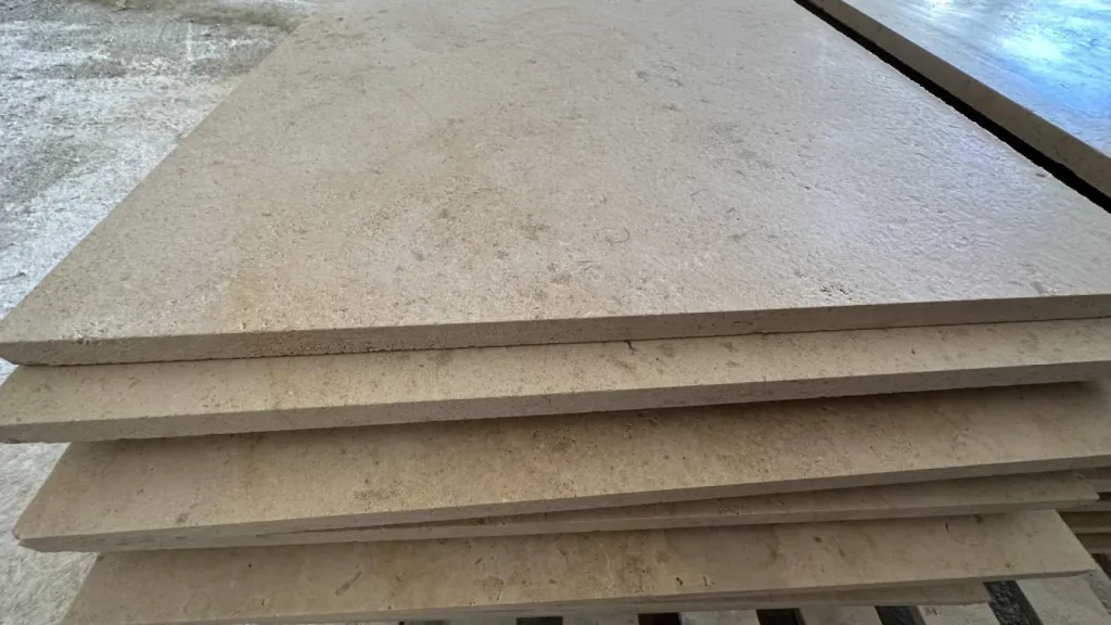 Francepierre, situé au 36 rue de Bourgogne à Paris, uniquement sur RDV en ligne https://resaclick.net/francepierreparis.  Nos usines et ateliers sont en Dordogne (Nouvelle-Aquitaine) et dans le Gard (Occitanie).