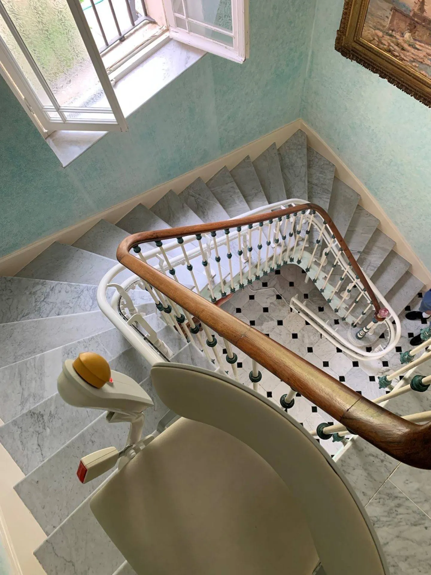 Installation d'un fauteuil monte-escalier OTOLIFT TWO dans un escalier tournant en marbre à Menton près de Nice