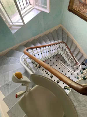 Installation d'un fauteuil monte-escalier OTOLIFT TWO dans un escalier tournant en marbre à Menton près de Nice