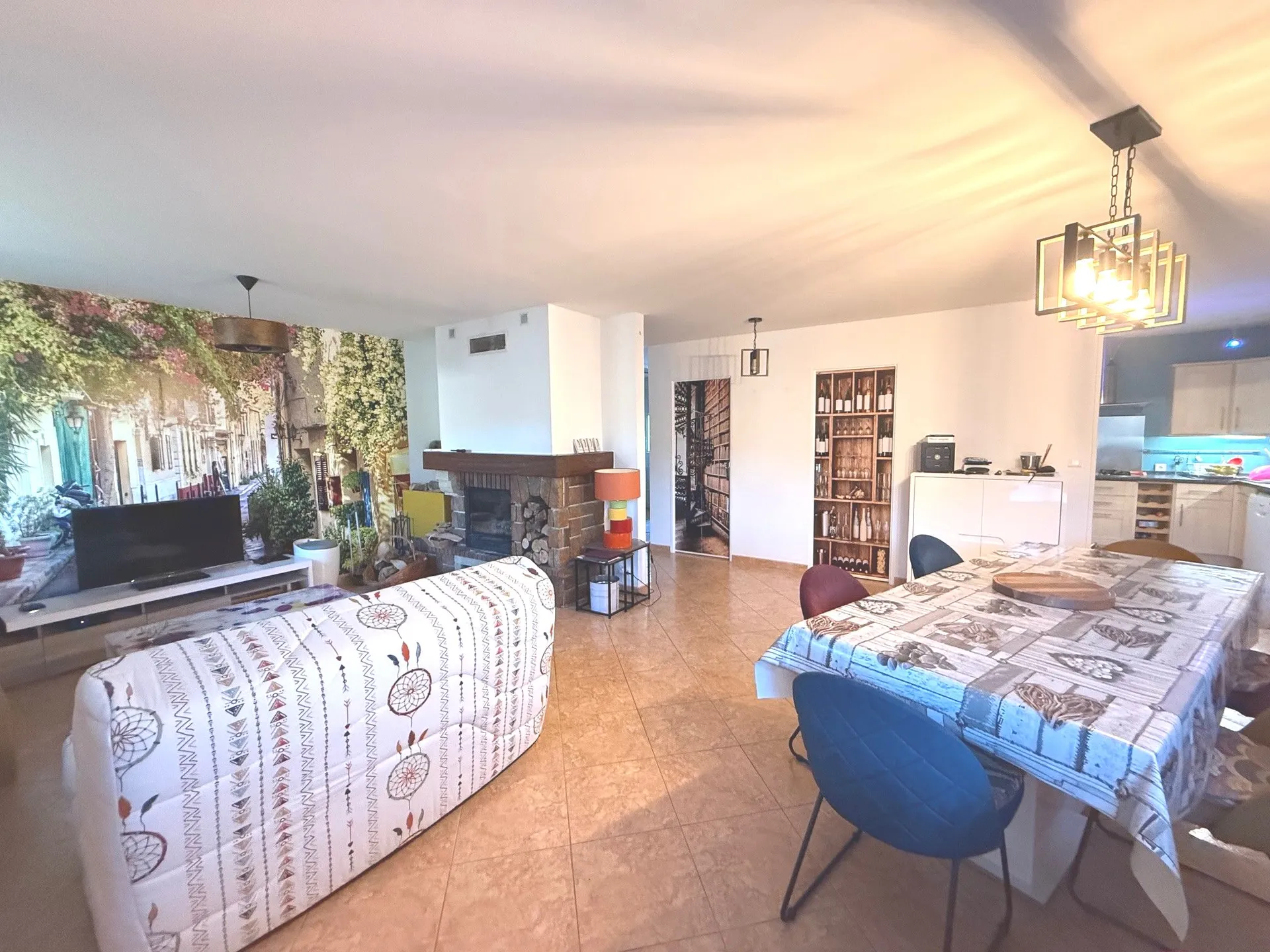 vaste séjour avec cuisine de 52m²