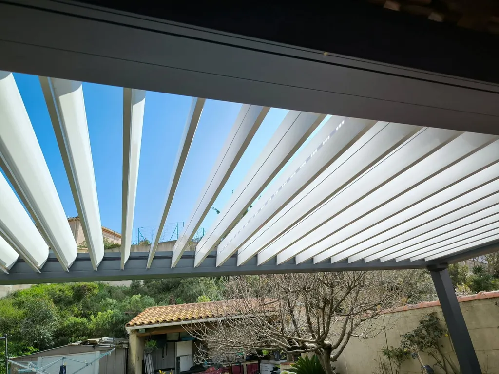 Mise en place d'une pergola Marquises Open sur Carry-le-Rouet