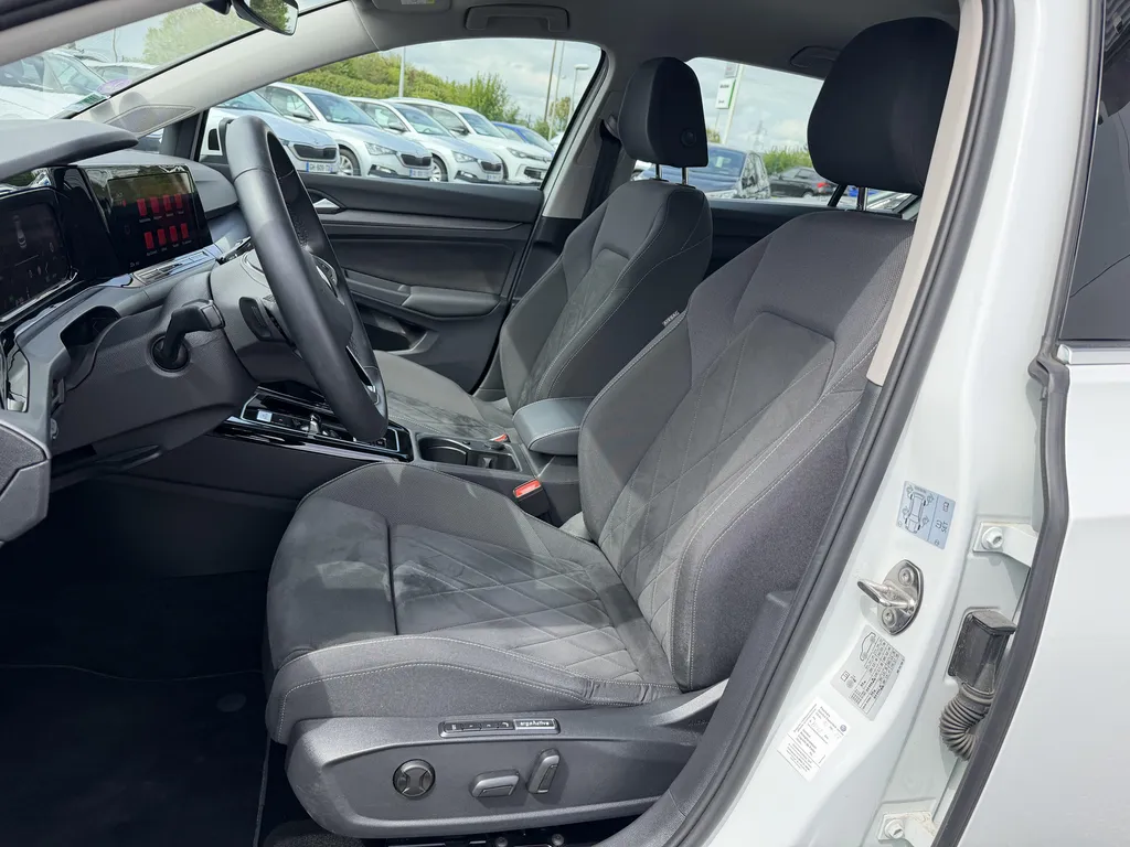 Volkswagen Golf 8 Hybride d'occasion à vendre proche du Havre : découvrez cette berline automatique chez Caudebec Automobiles