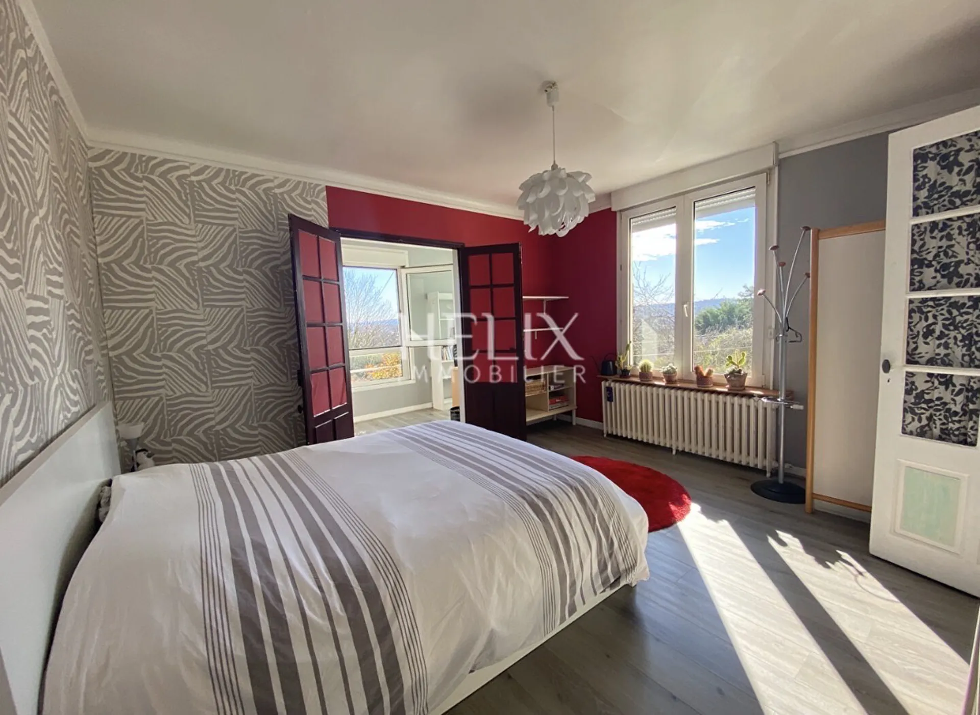 A vendre à Le Pecq  Quartier Cité une charmante maison familiale lumineuse de 138m2 avec un grand terrain de 1080m2 et 2 garages