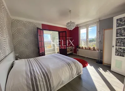 A vendre à Le Pecq  Quartier Cité une charmante maison familiale lumineuse de 138m2 avec un grand terrain de 1080m2 et 2 garages