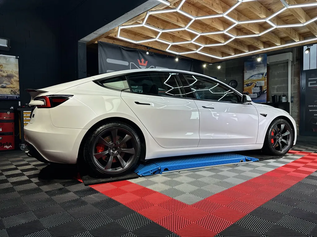 spécialiste du DETAILING sur Lyon Traitement céramique Tesla model 3 