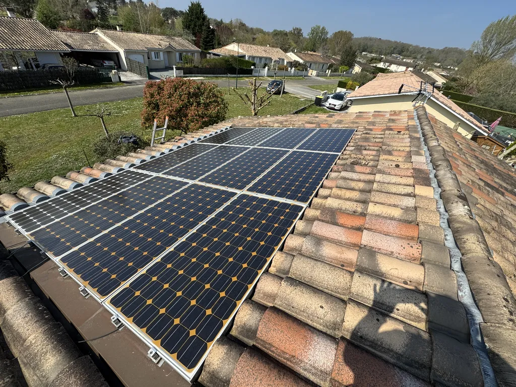 Nettoyage de panneaux solaires photovoltaïques sur toiture tuile à La Sauve (33670) – ECSR Gironde