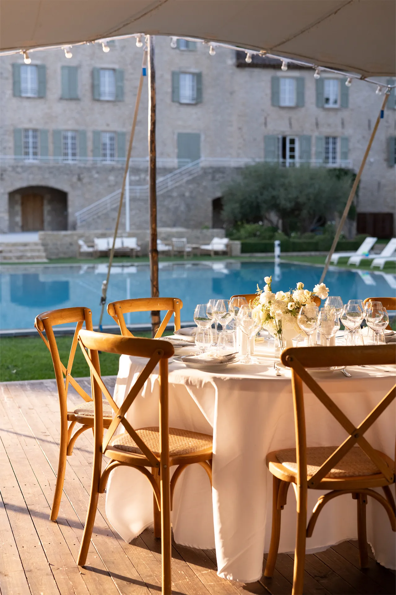 Chercher domaine mariage bohème près d'Aix en Provence : avec buffet froid cocktails et repas traiteur menu à l'assiette
