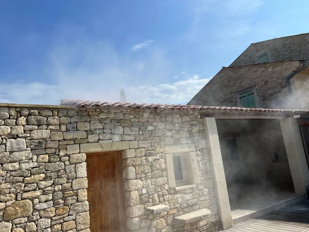 Traitement de toiture contre les nids de guêpes dans une maison individuelle à Cereste dans le 04 Alpes de Haute Provence