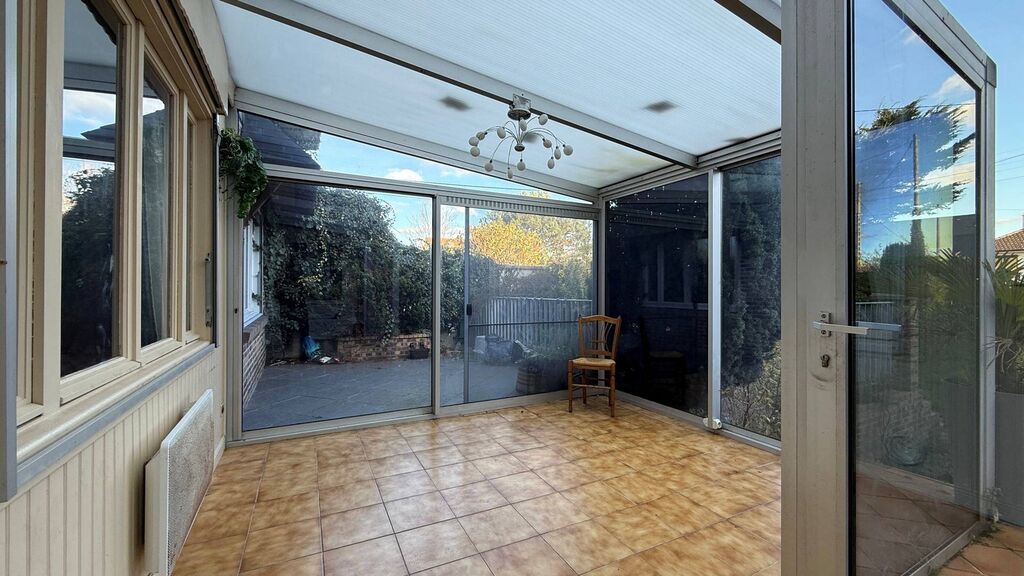 Une dépendance de 65 m² avec vue mer ajoute un fort potentiel, parfaite pour un studio, un atelier ou une location saisonnière.