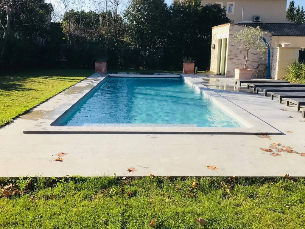 MARGELLE PISCINE  EN PIERRE NATURELLE CASTELLA GRISE 